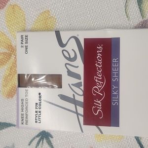 Hanes Silk Reflections Knee Highs - Little Color